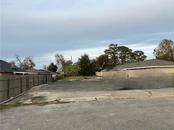 417 W Celestine St, Chalmette, LA 70043