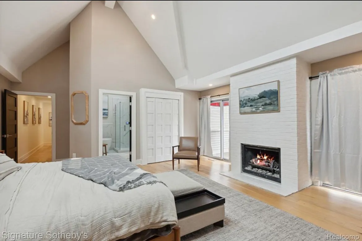 3 bed, 2108 sqft, $5,200 — Photo 1