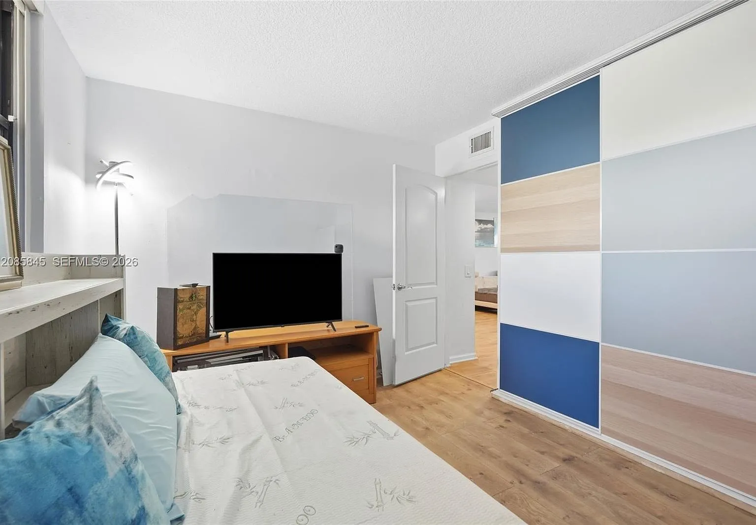 Lake Emerald Condominium — Photo 3