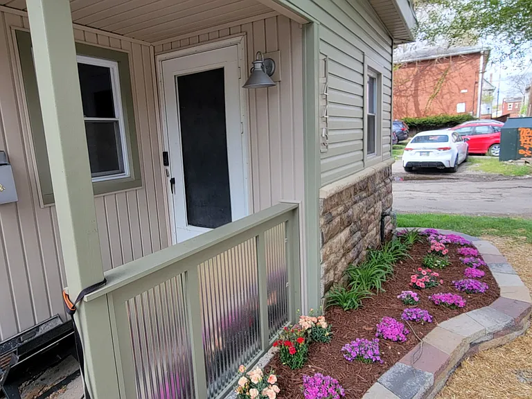 1445 Hunter Ave — Photo 3