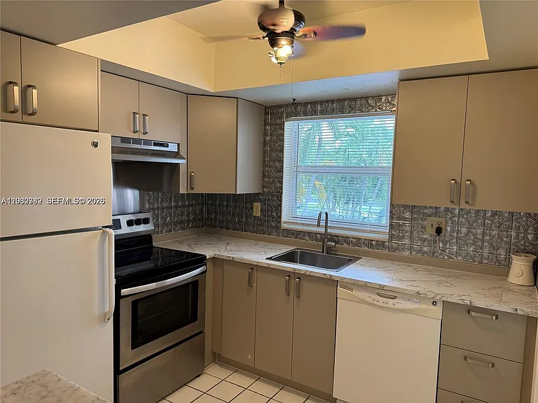 100 SE 6th Ave #207 — Photo 3