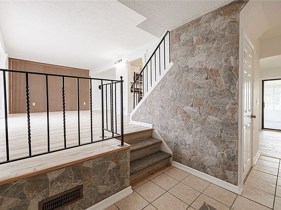 4th image of 130 Troutbeck Ln