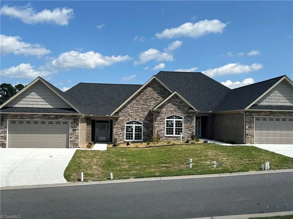 125 Greystone Ln, Mount Airy, NC 27030