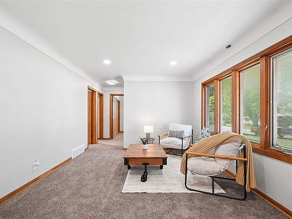 5th image of 1140 Crestview Dr SE