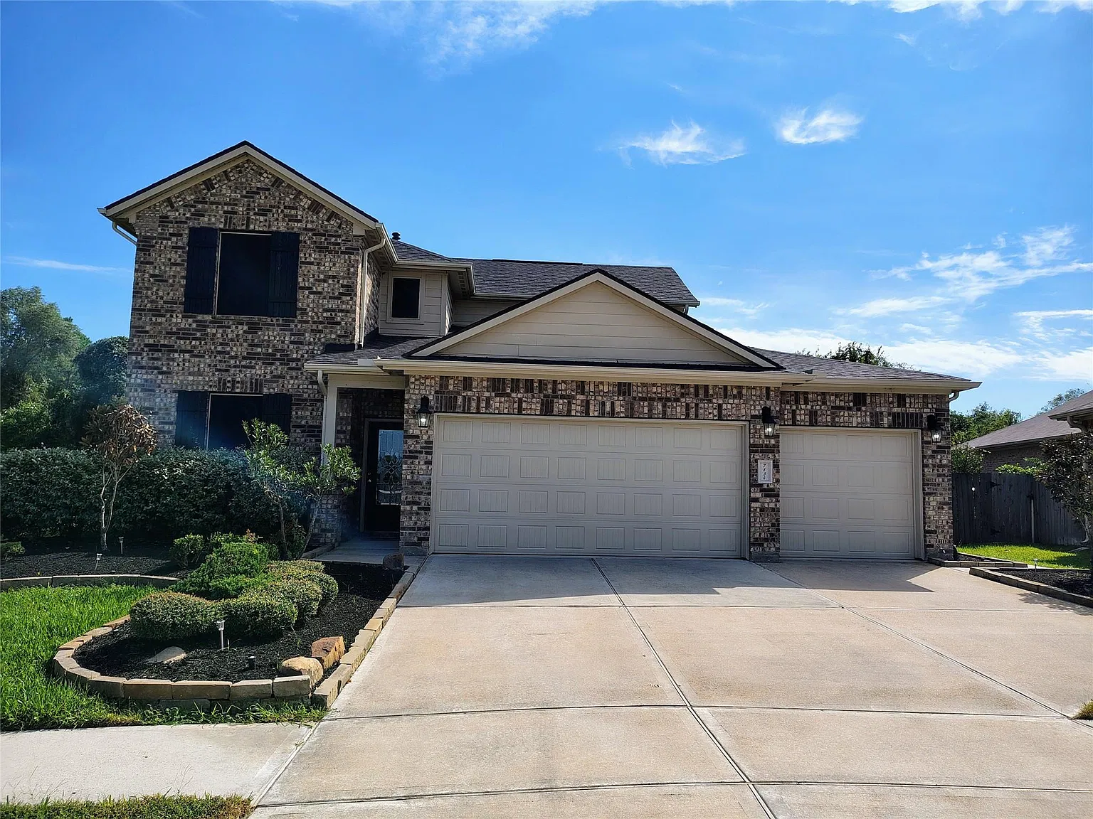4 bed, 2.5 bath, 2592 sqft, $2,800 — Photo 1