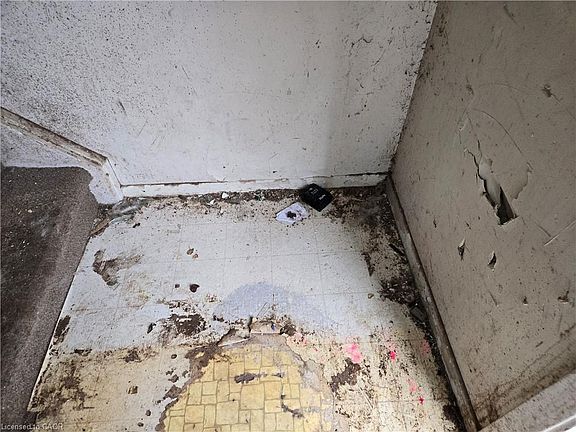 3rd image of 5548 Churchs Ln