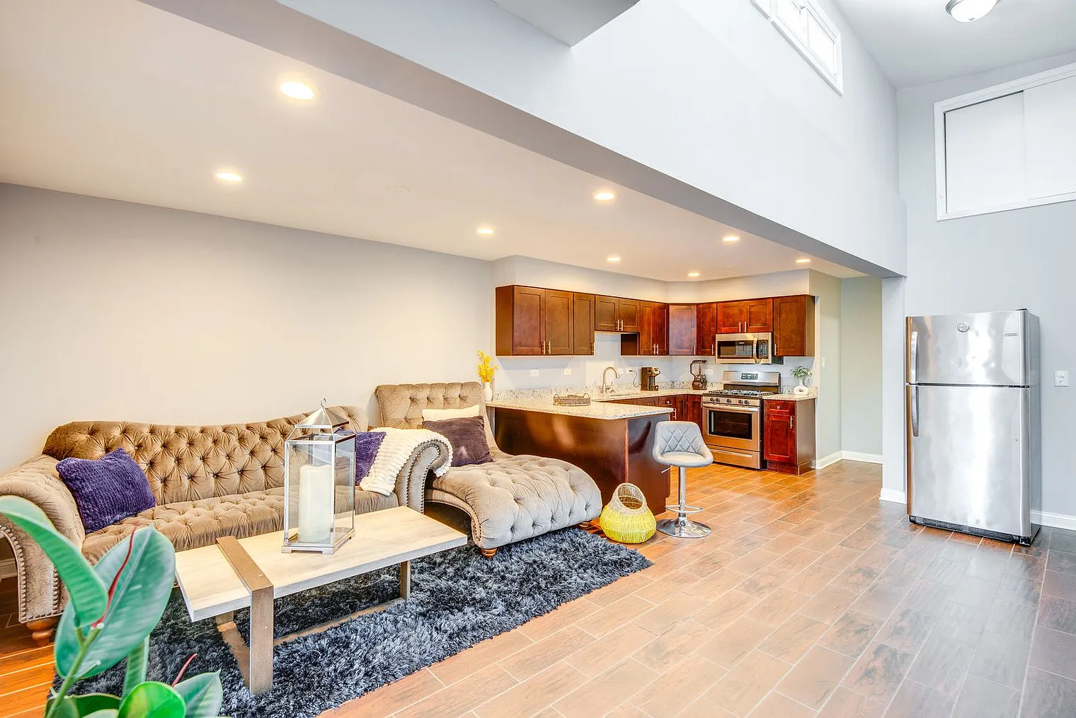 2 bed, 1.0 bath, 1399 sqft, $3,602 — Photo 2