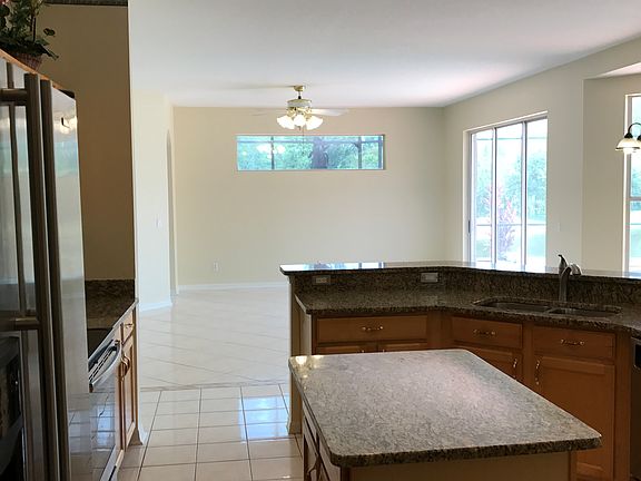 5th image of 221 Roscommon Ct
