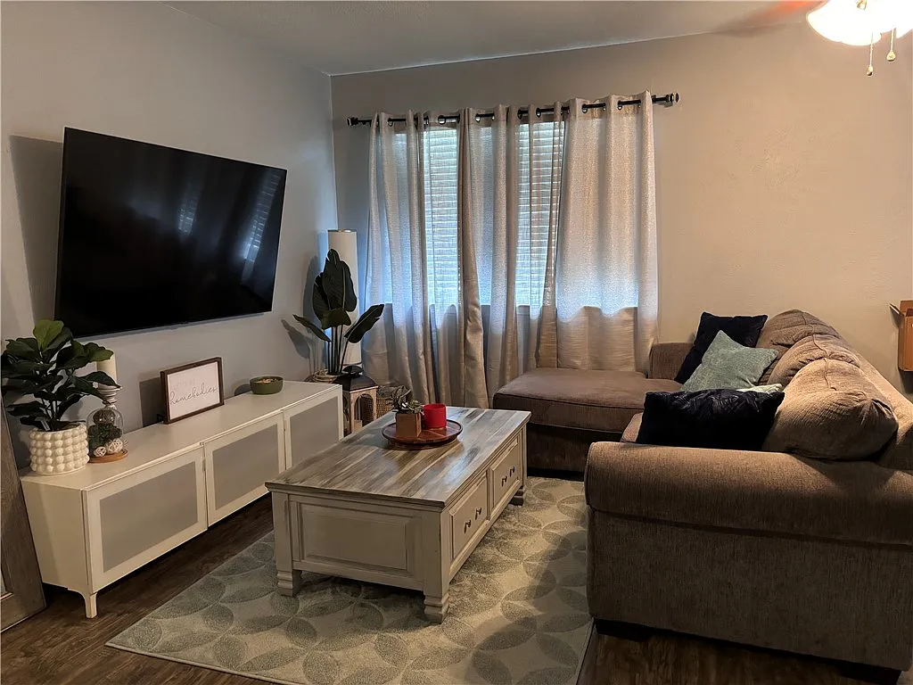 2 bed, 1.0 bath, 991 sqft, $1,175 — Photo 2