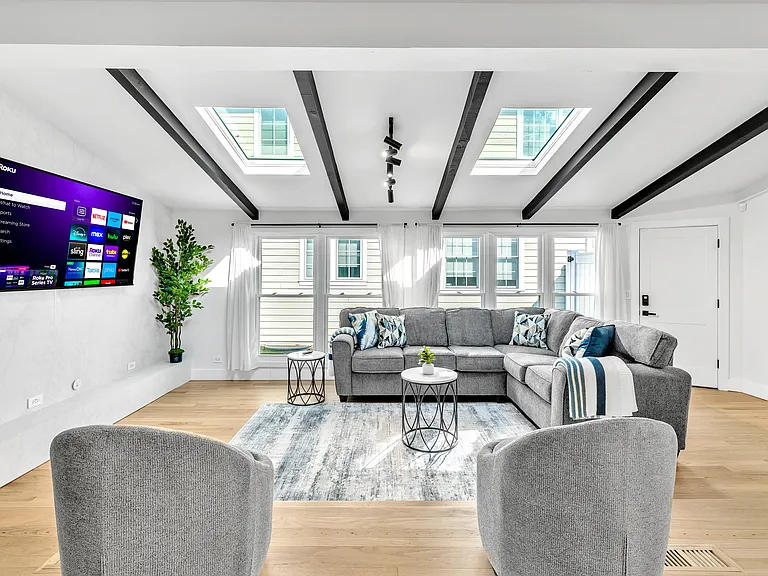 414 E Schiller St — Photo 32