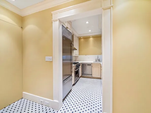 14 Sutton Place South image 10 of 12