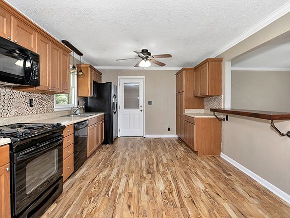 3rd image of 106 Douglas St