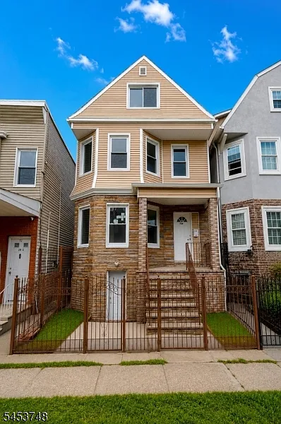 734 Summer Ave #1