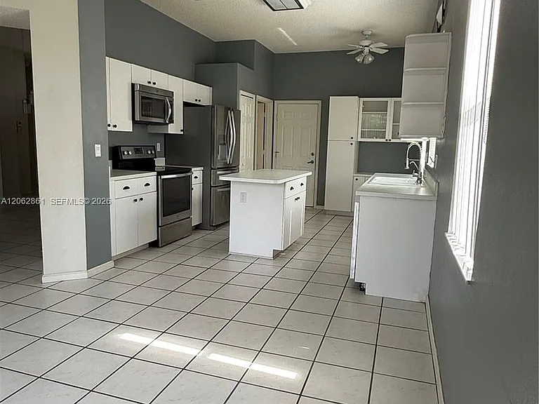 2435 SE 7th Pl — Photo 11