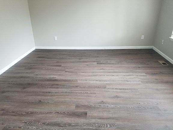 4th image of 221 Walker Dr