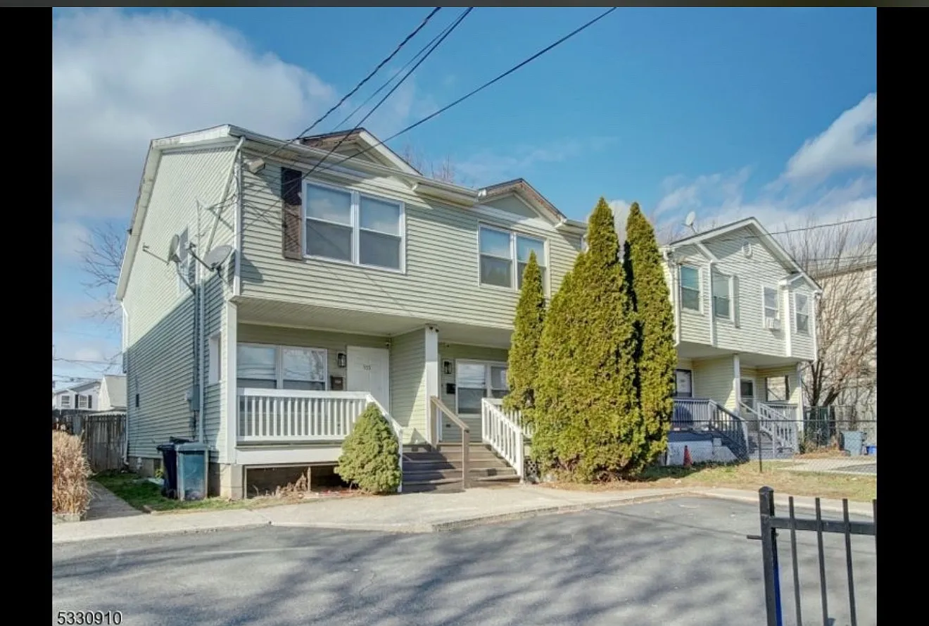 3 bed, 1.5 bath, 1850 sqft, $3,500 — Photo 1