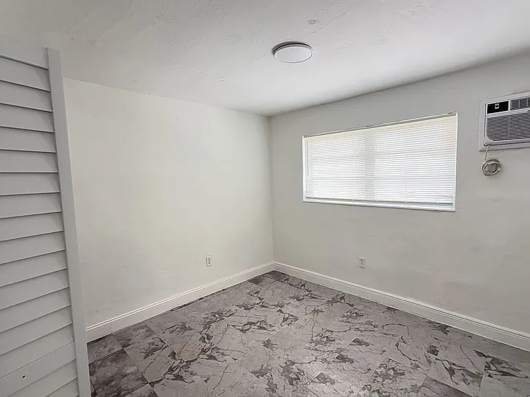 Airport Manor — Photo 37