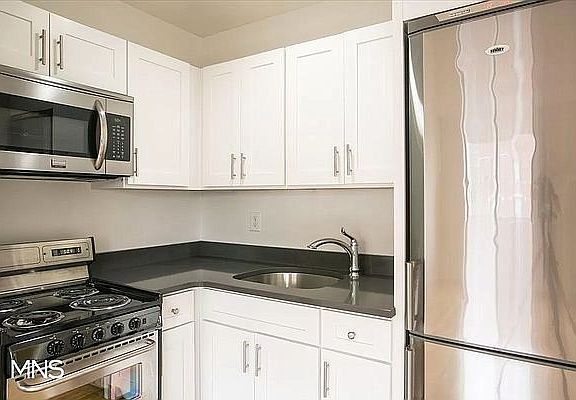 4th image of 337 W 30th St #9C