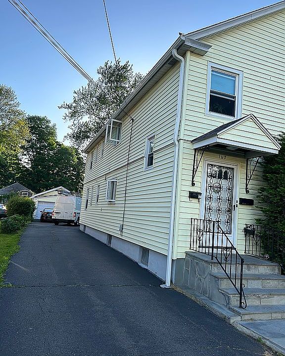 2nd image of 107 Lyons St