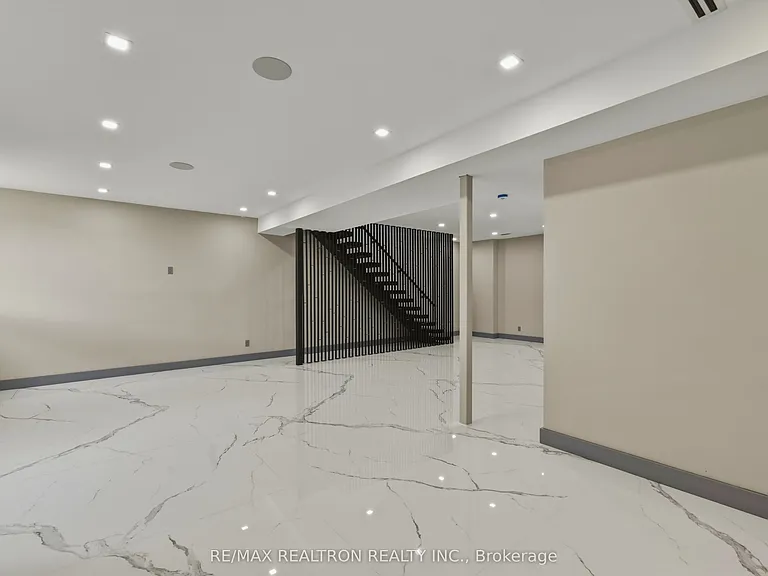 1002 Spadina Rd — Photo 13