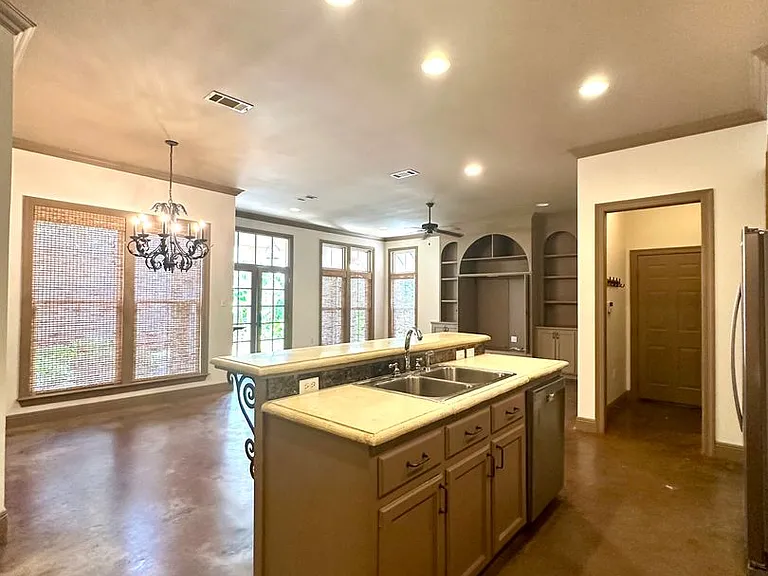 10243 Hillmont Ave — Photo 5