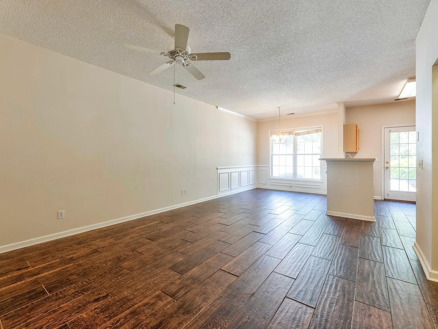 3 bed, 3.5 bath, 1812 sqft, $2,495 — Photo 4