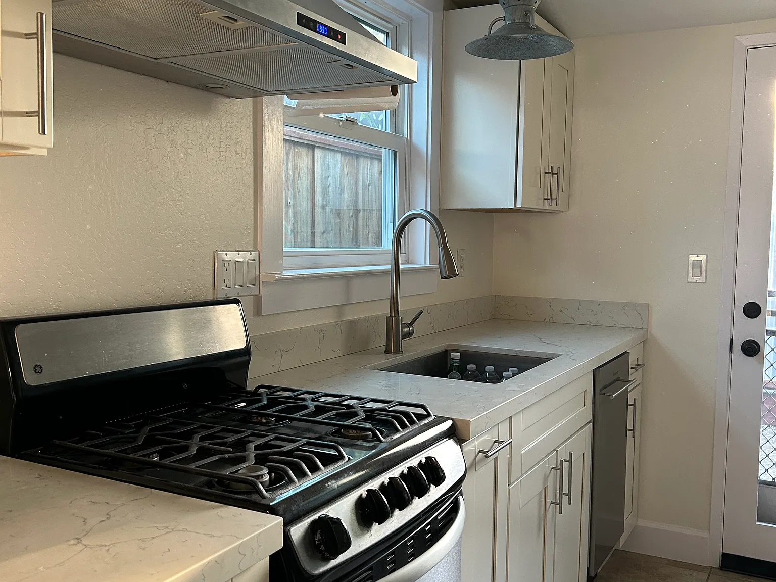 1013 Sumner St — Photo 4