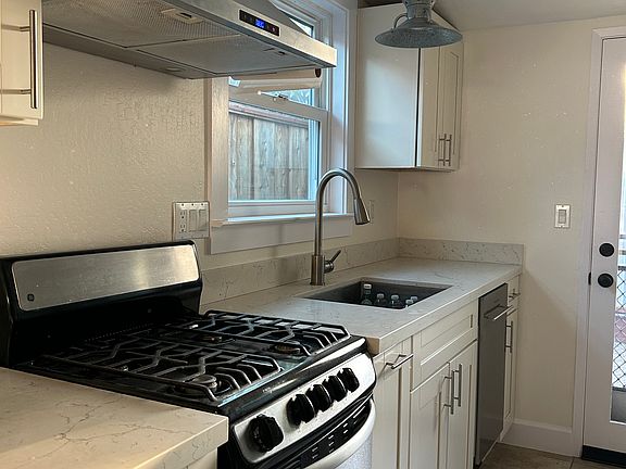 3rd image of 1013 Sumner St Unit A