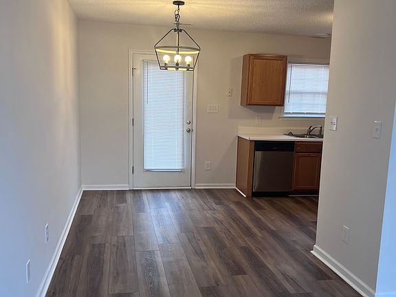 4th image of 204 N Wynbrooke Ln
