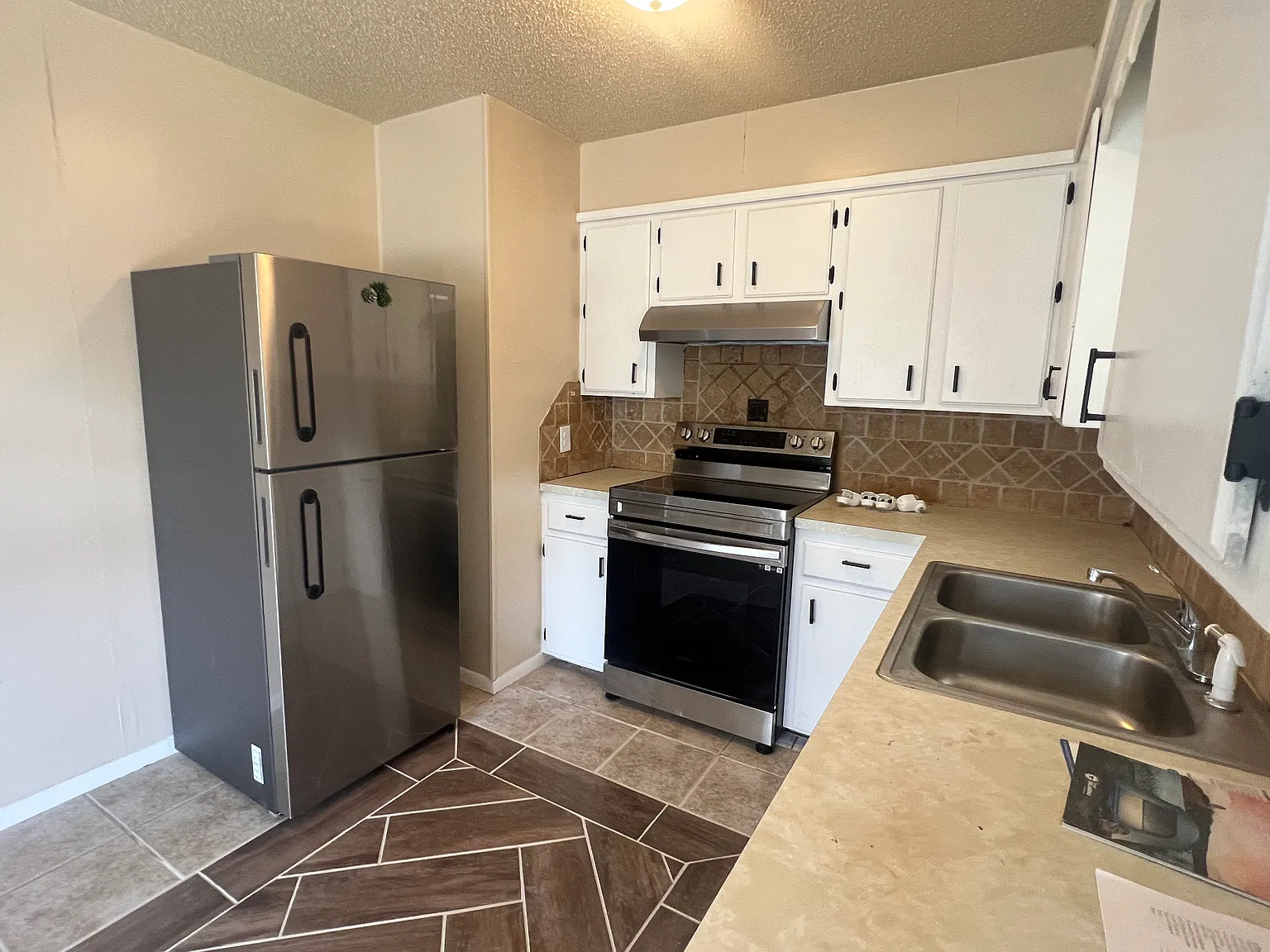 3 bed, 1000 sqft, $1,300 — Photo 3