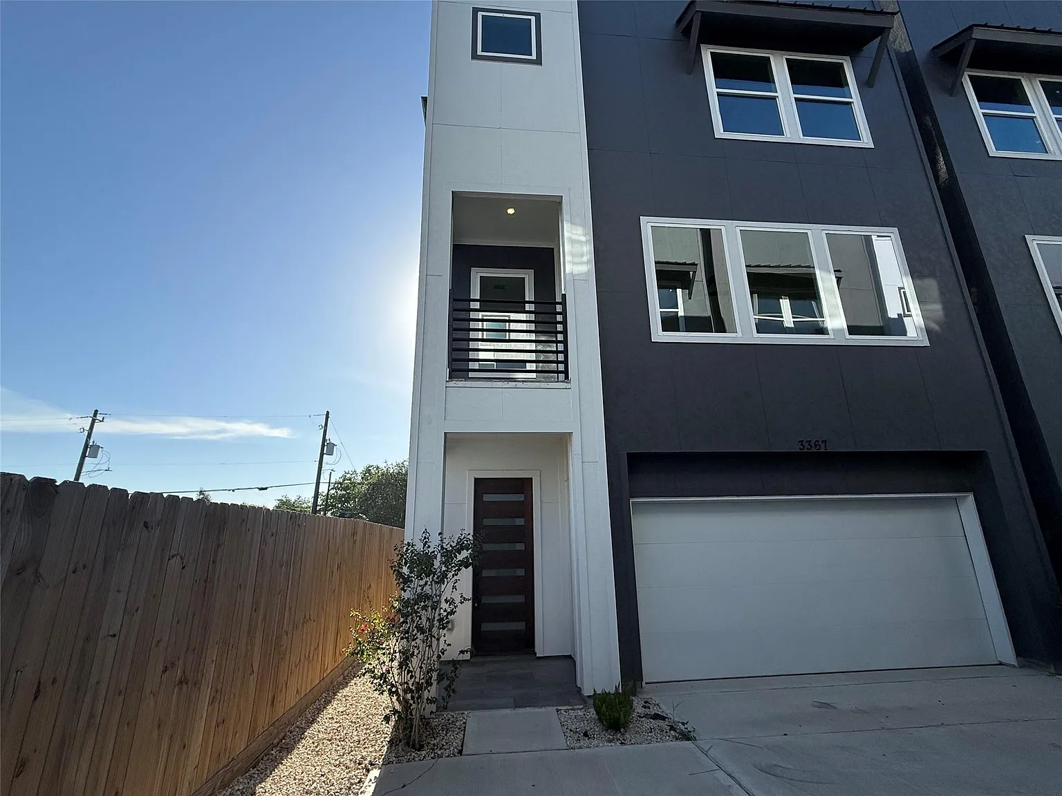 3 bed, 3.5 bath, 1949 sqft, $2,600 — Photo 2