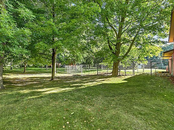 5th image of 207 2nd St NE