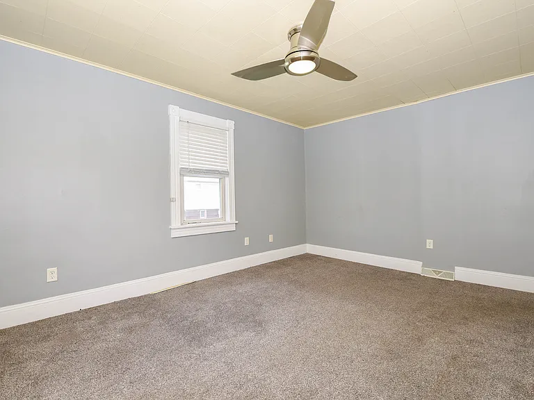 256 1/2 E Grove St #256 — Photo 15