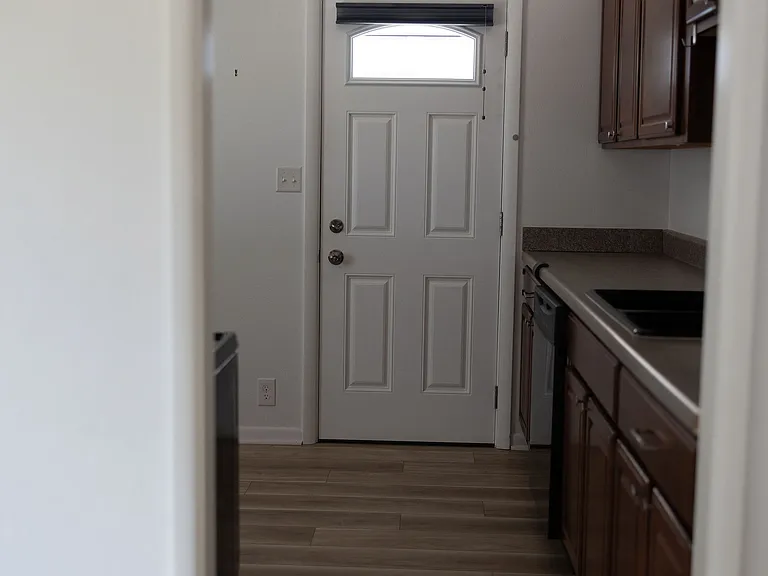 494 W Shields St — Photo 36