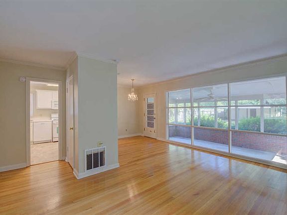 2nd image of 4938 Lynbar Ave