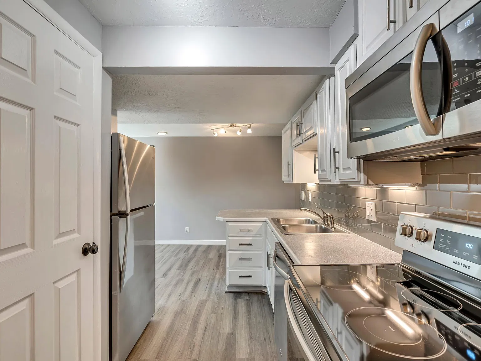2 bed, 700 sqft, $1,600 — Photo 3
