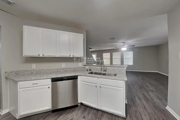 4 bed, 2.5 bath, 2600 sqft, $2,400 — Photo 4