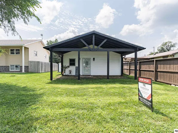 211 W Locust St, Nickerson, NE 68044