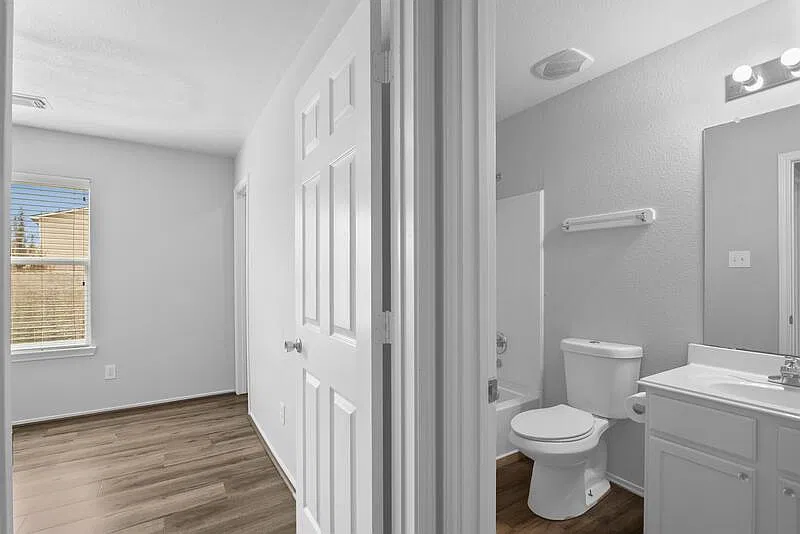 5 bed, 2.5 bath, 3182 sqft, $2,800 — Photo 4
