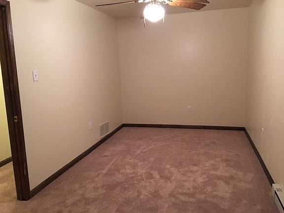Office/Den 16'5" x 8' 7"