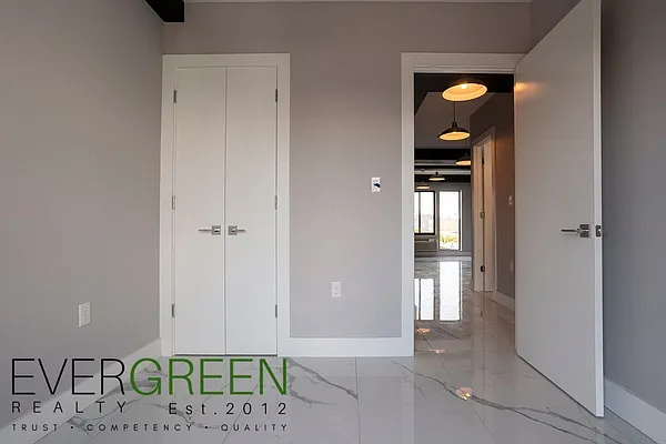 Rented by Evergreen Apartments BK | media 7