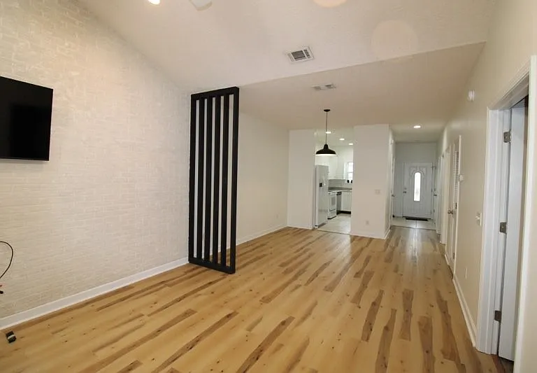 348 Moss Creek Ln — Photo 3