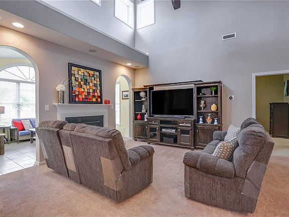 Spacious great room with lofty ceiing