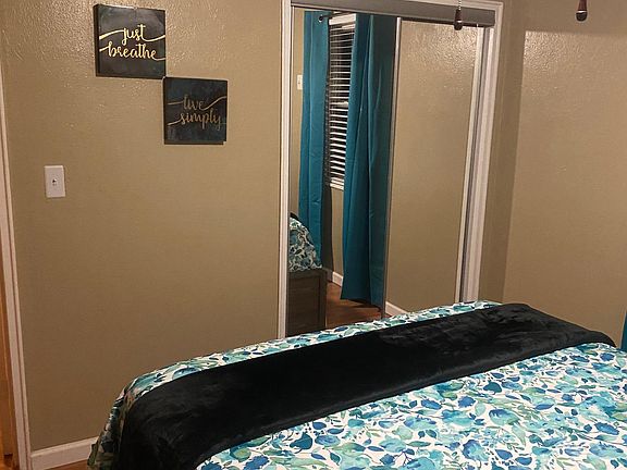 bedroom w