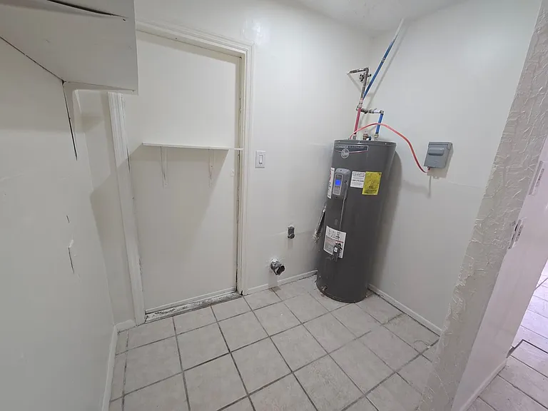 412 Edward St — Photo 5