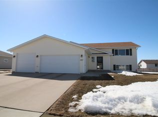 1917 13th St NW, Minot, ND 58703
