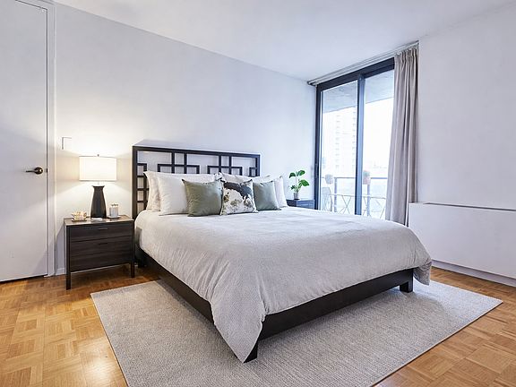 3rd image of 161 W 61st St APT 21H