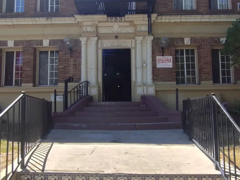 Larchmont Kenmore — Photo 9