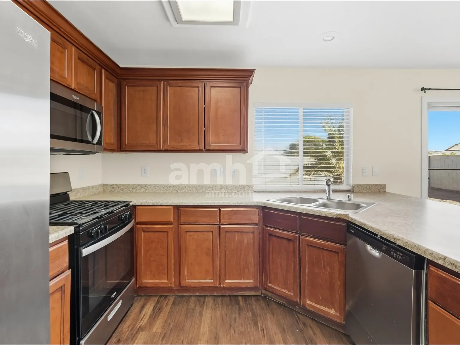 3 bed, 2.5 bath, 1527 sqft, $2,145 — Photo 4
