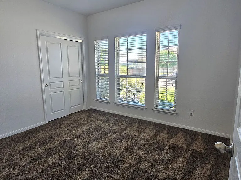 716 Glenstone Dr — Photo 10